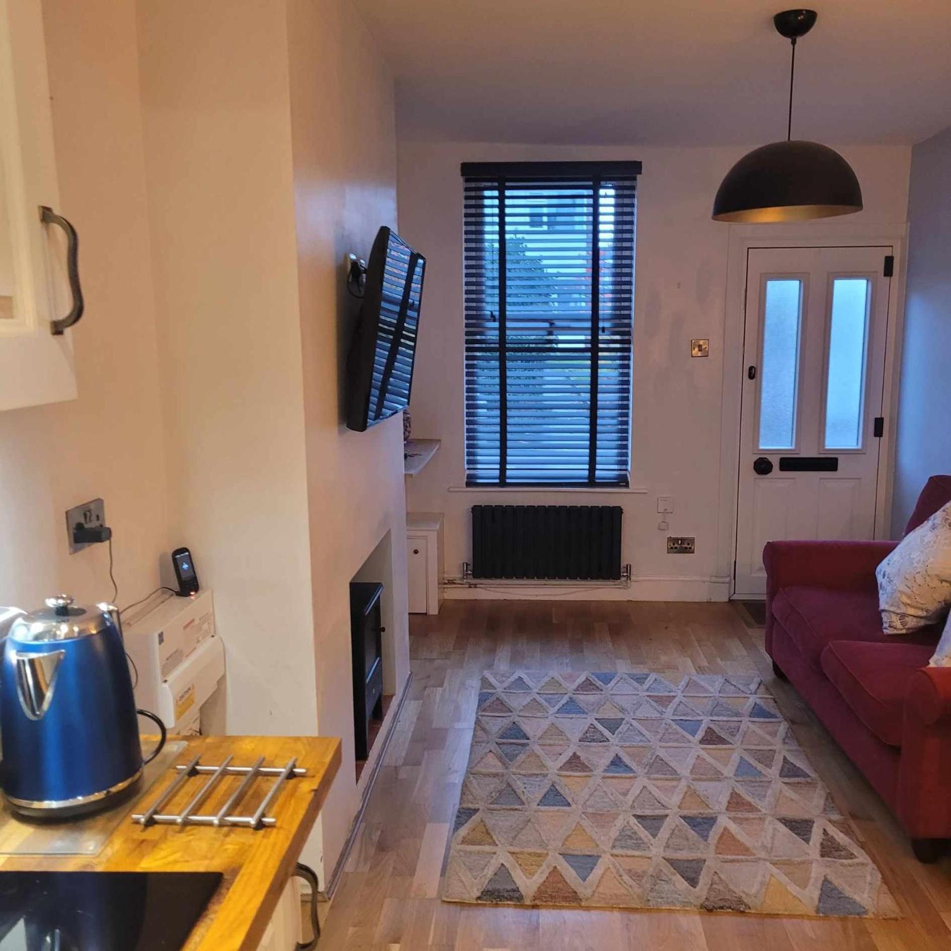 Little Haven 1 Bedroom House Sought After Area Apartment *